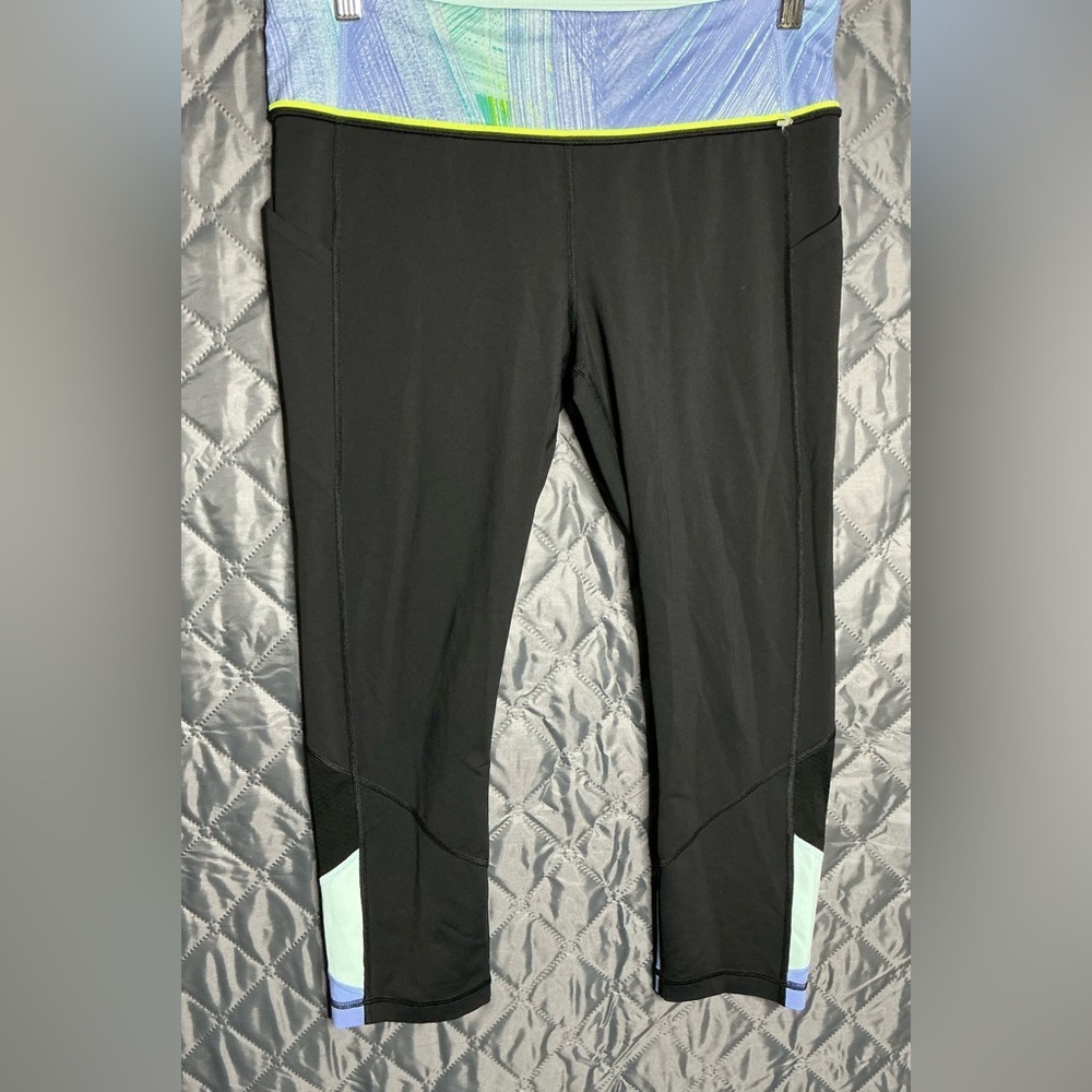 Lululemon Crop Leggings Size 10 - Black with Patterned Waist & Mesh Details - Picture 3 of 10